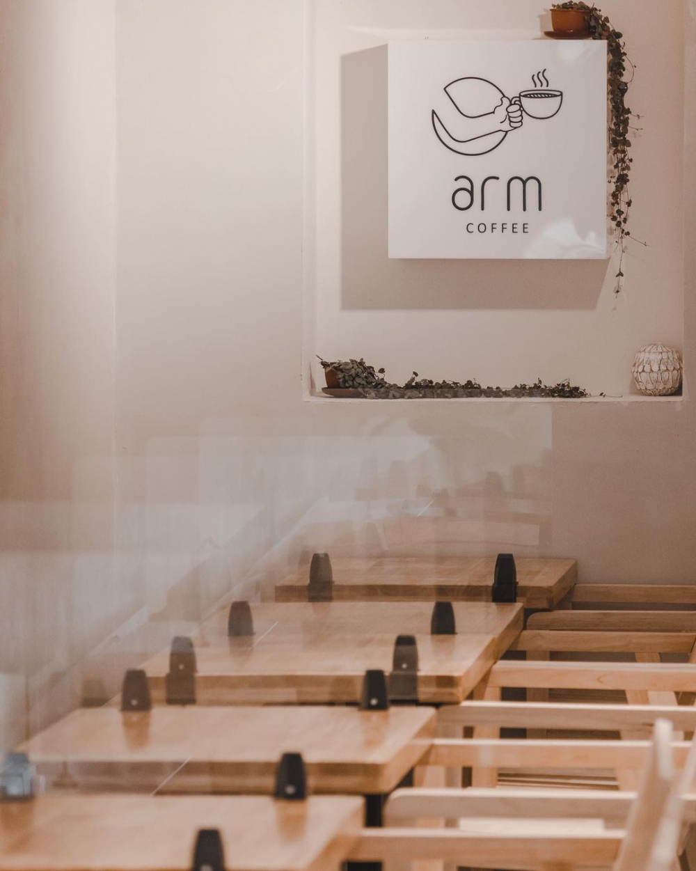 純白的油漆粉刷牆壁，搭配木質調的桌椅。