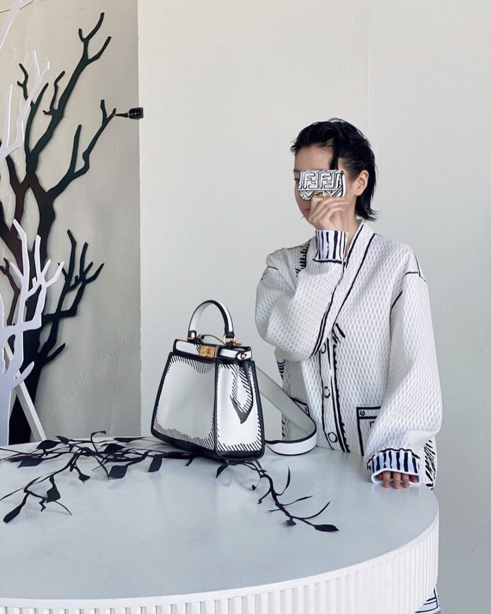 她過去就曾穿上整套的FENDI登上雜誌封面。