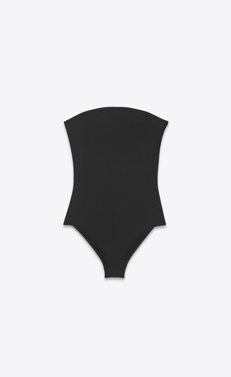 貼身的Swimsuit讓整體造型更加俐落。