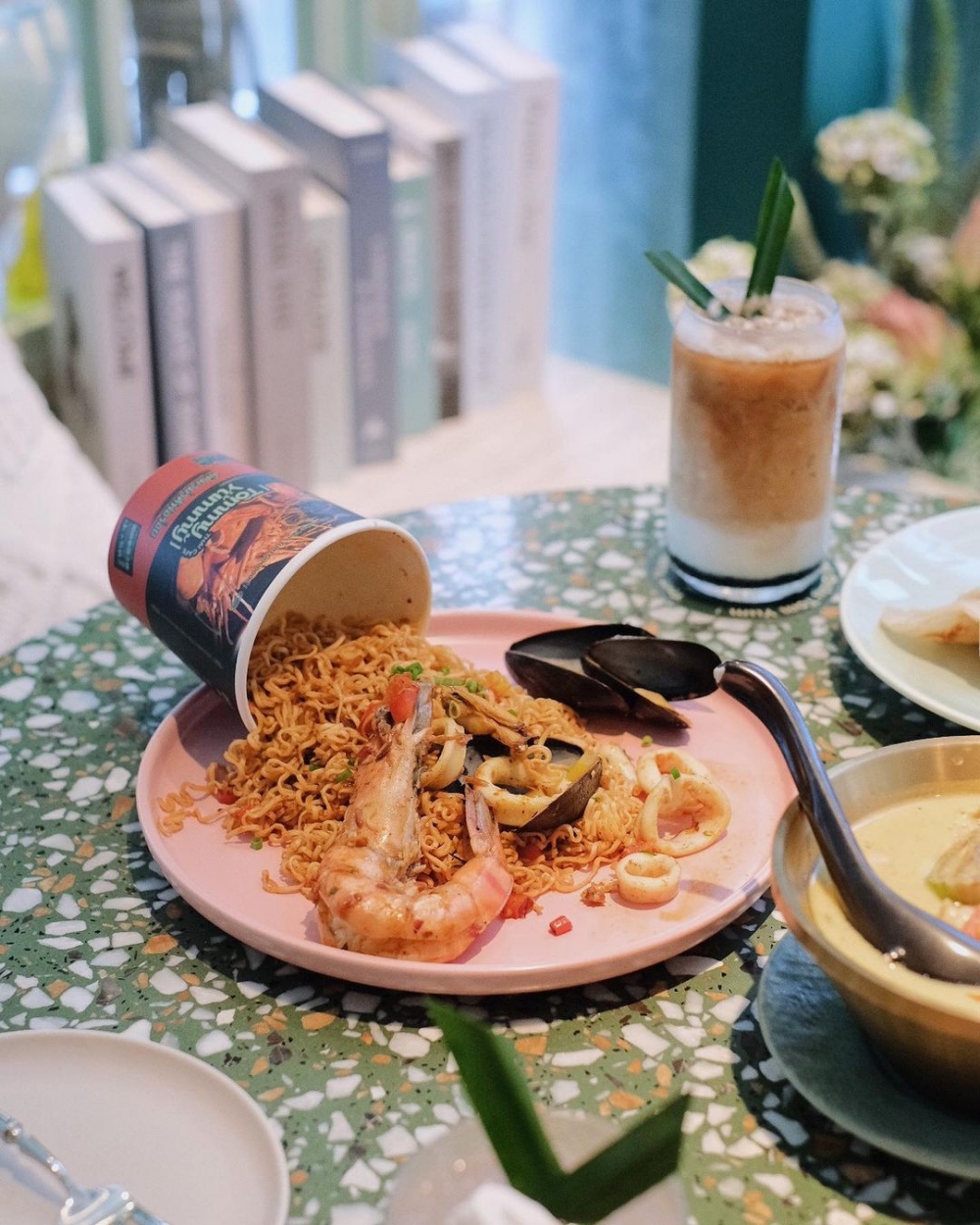 虎蝦海鮮混亂杯麵,有著搶眼的造型。