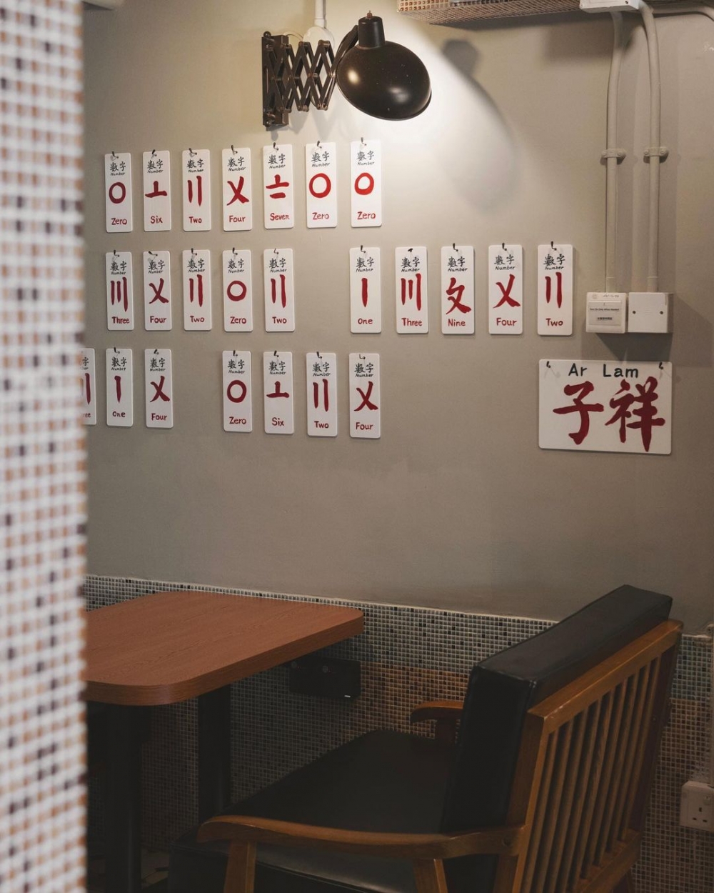 懷舊藝術品擺放在店內周圍。