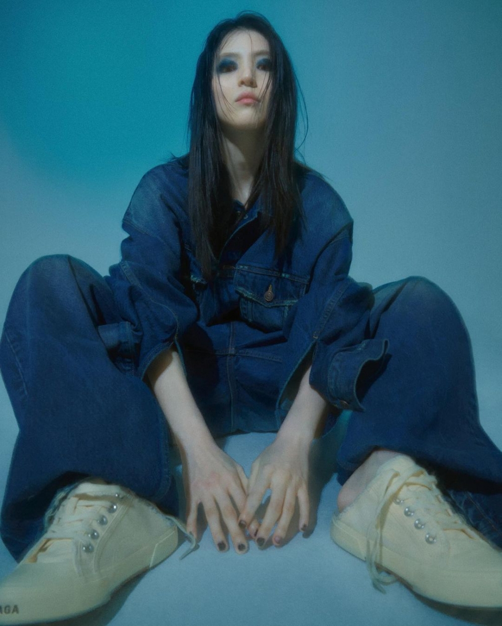 Balenciaga全球品牌大使韓韶禧率先演繹Paris Sneaker。