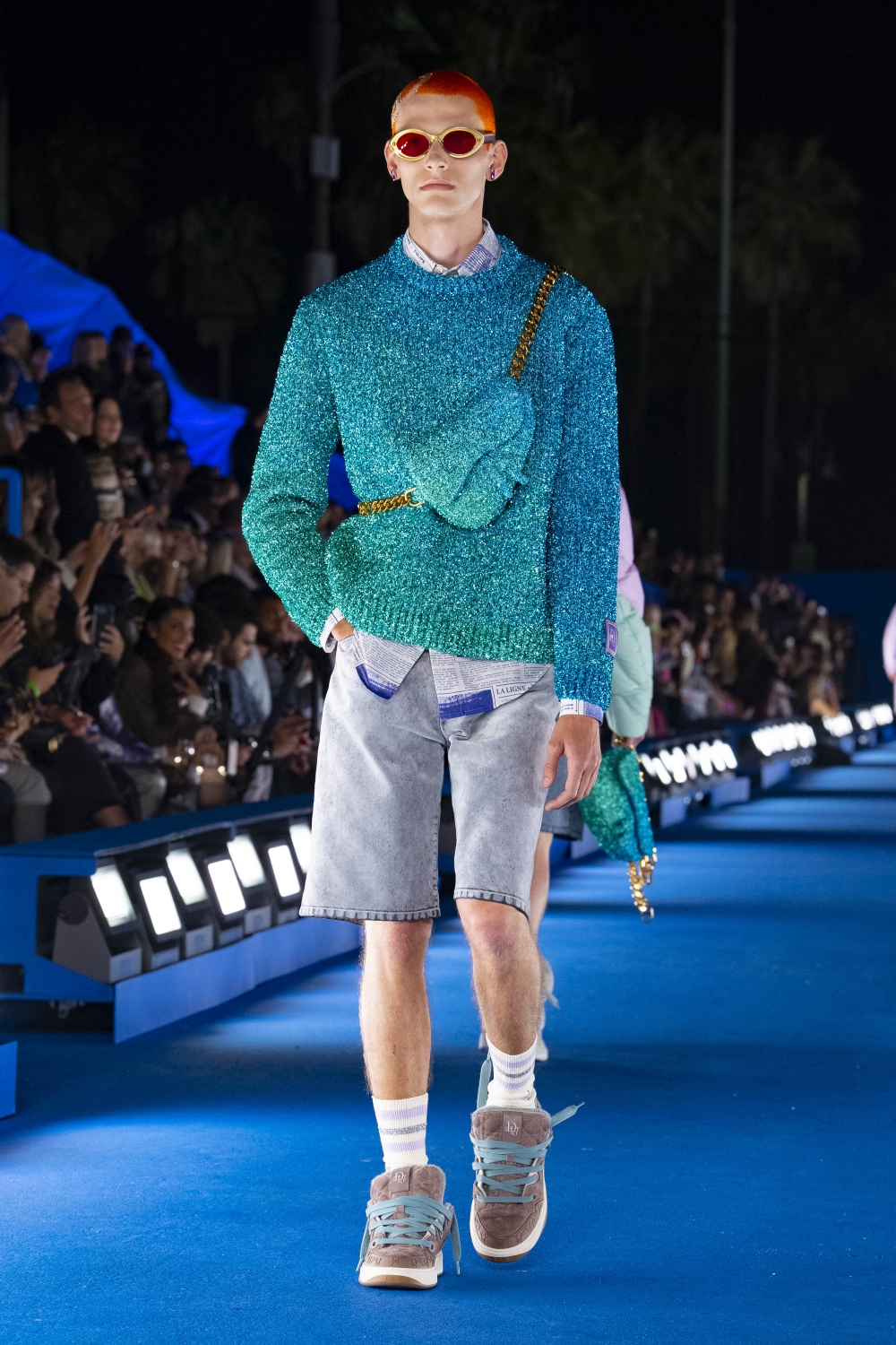 Dior 2023春季男裝系列-金光璀璨的馬鞍包。
