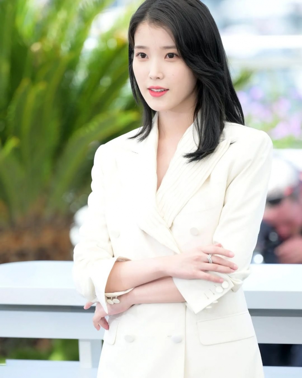 俐落的剪裁讓她看起來多了成熟女人的韻味。