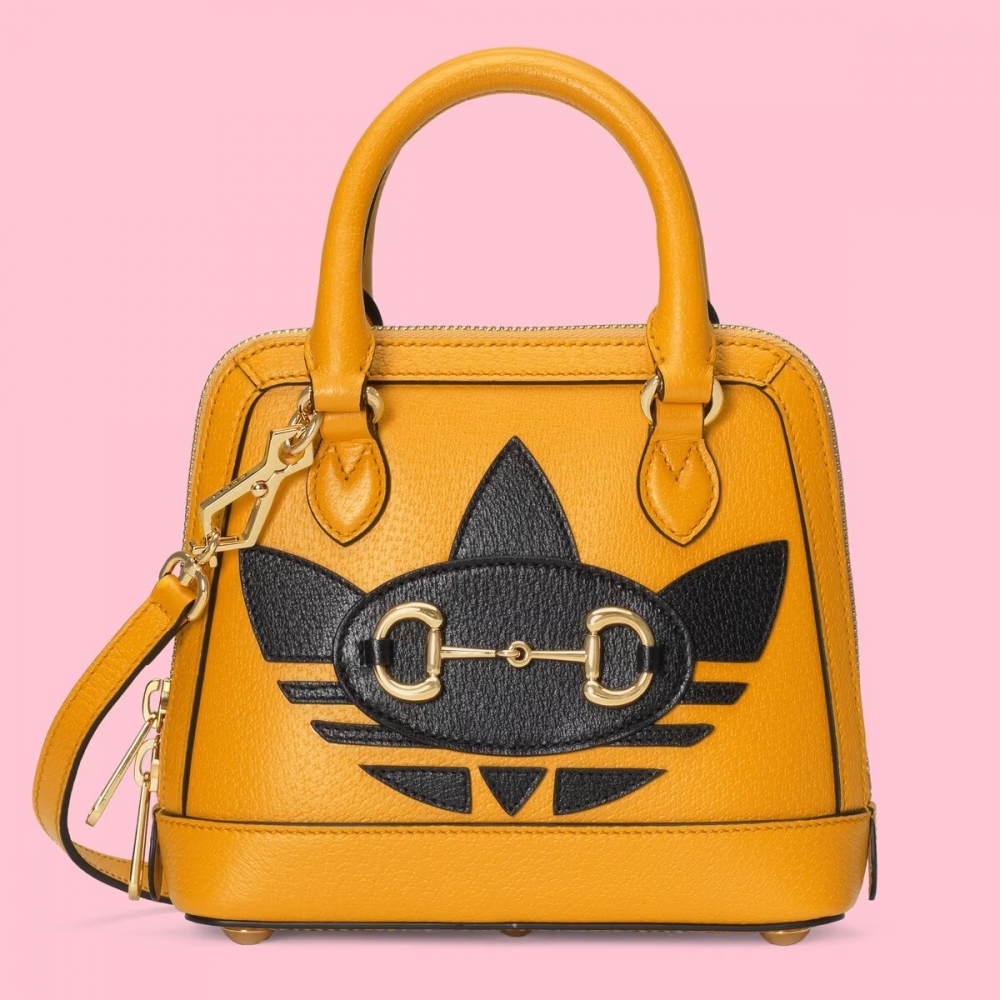 有著手提包設計的adidas x Gucci Horsebit 1955 Mini Bag,特別優雅迷人。