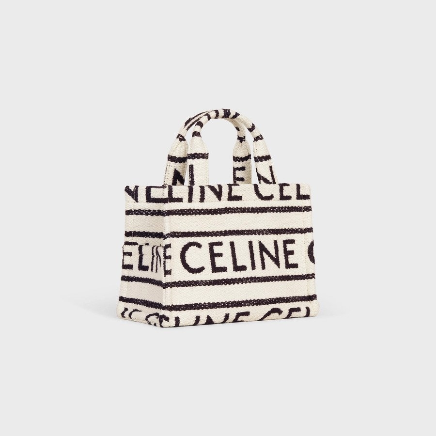 品牌放大的CELINE字樣平均注入在手袋。