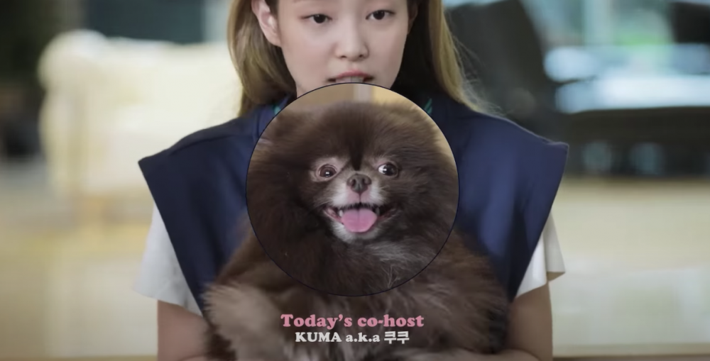 Jennie與愛犬Kuma同框。