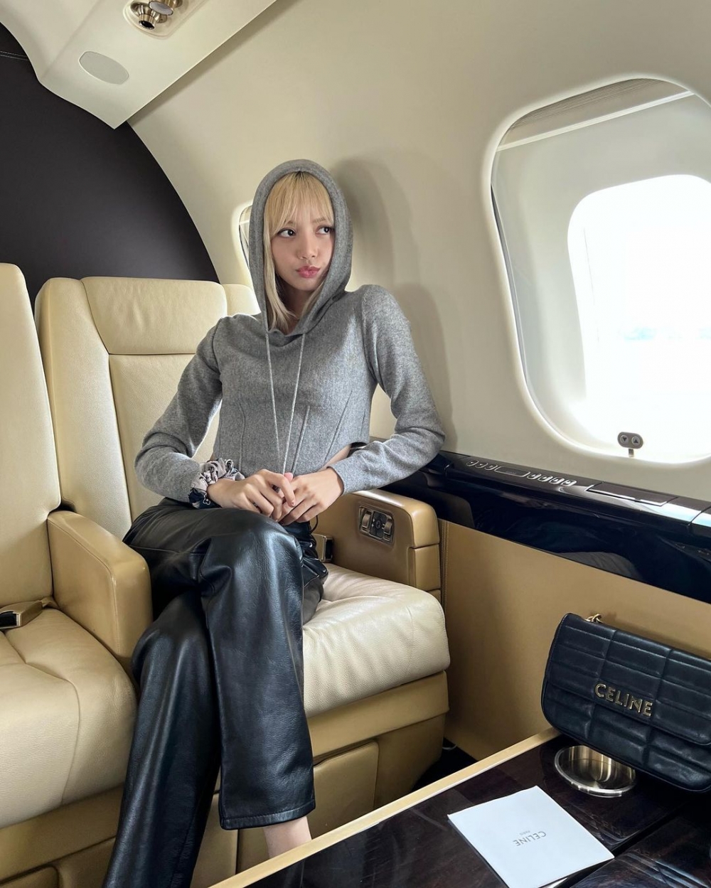 休閒的打扮也非常適合在長途旅行中穿搭。