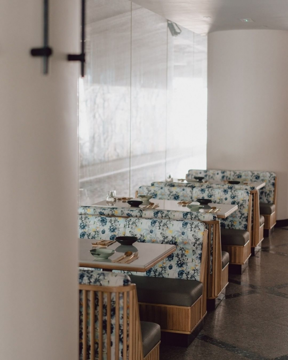 餐廳內遍佈清晰的藝術氣息。