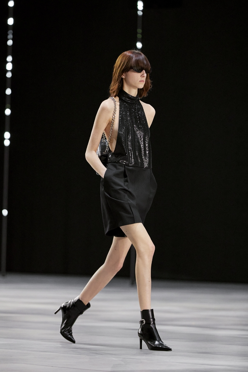 這件衣服才剛在CELINE 2022/2023秋冬女裝秀場登場。