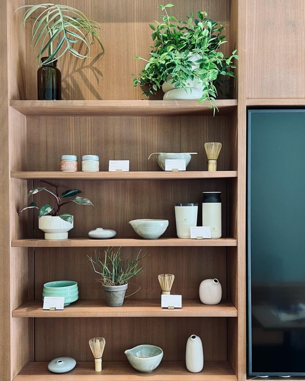 店內的擺設有著日式的風格。