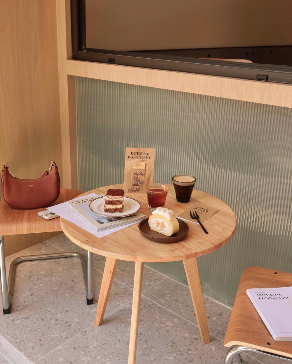 從下午兩點開始營業,晚上六點之前只提供飲品及甜食。