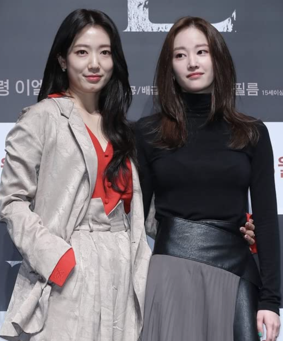 當時她與人氣女星朴信惠合作。