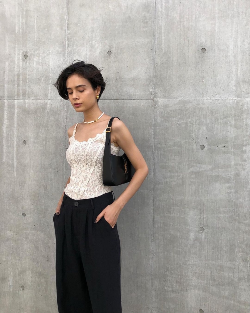 除了素面的背心之外，有著復古設計的蕾絲背心也是能嘗試的穿搭。