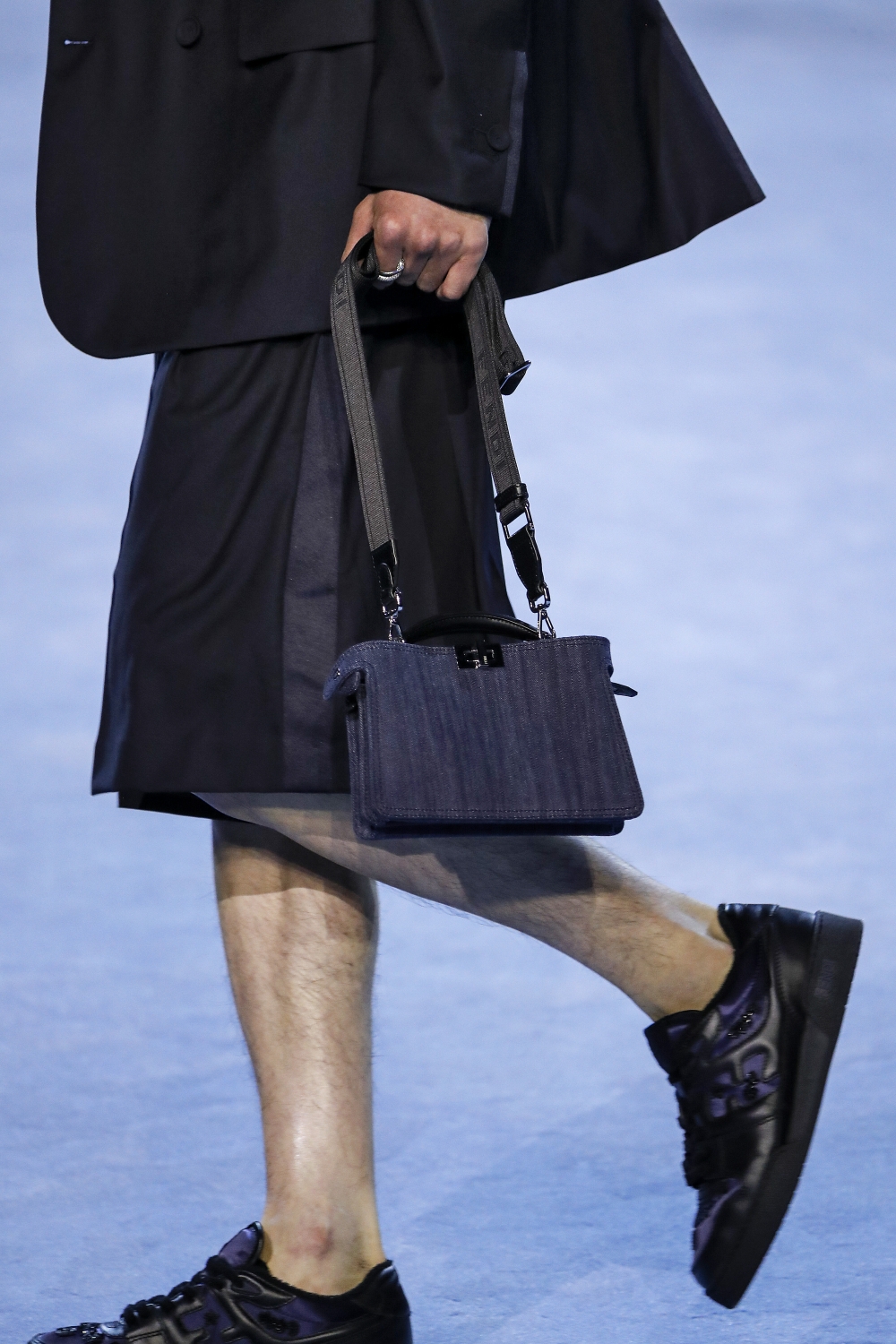 還有換上丹寧布的Fendi Peekaboo。
