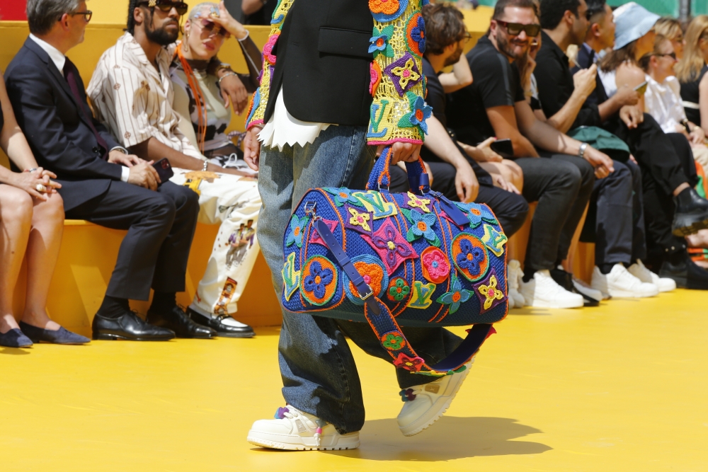 Keepall 45 Bandoulière旅行袋加入手工鉤織的花卉標誌。