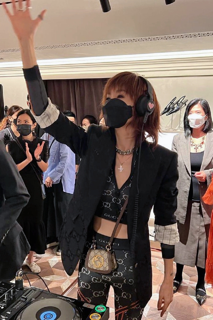 鮮少露面的她，這次的登場也成為焦點。