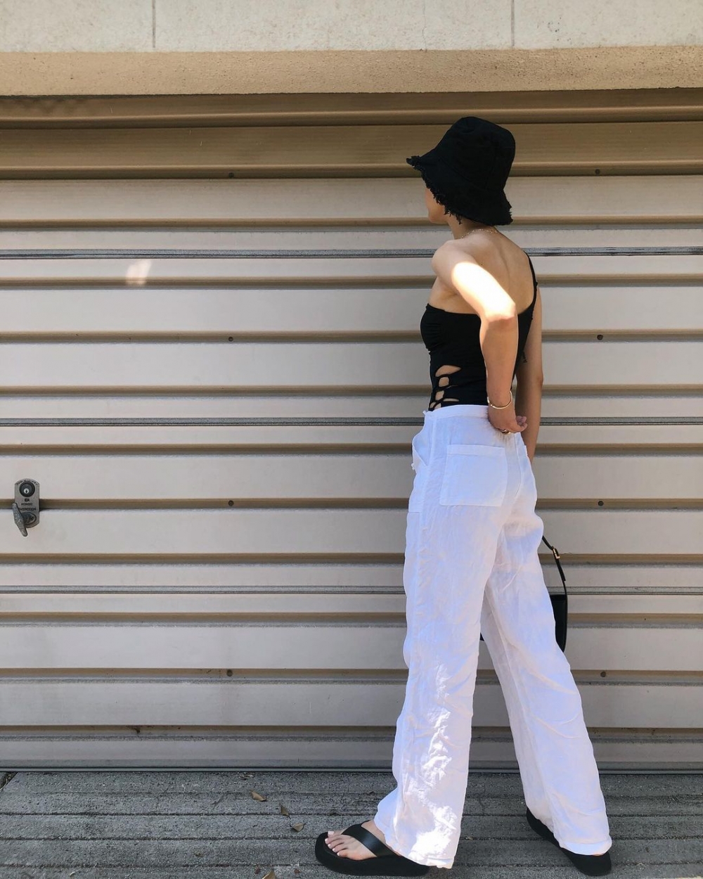 在夏日裡微微展露性感，讓人愛上的夏日穿搭。