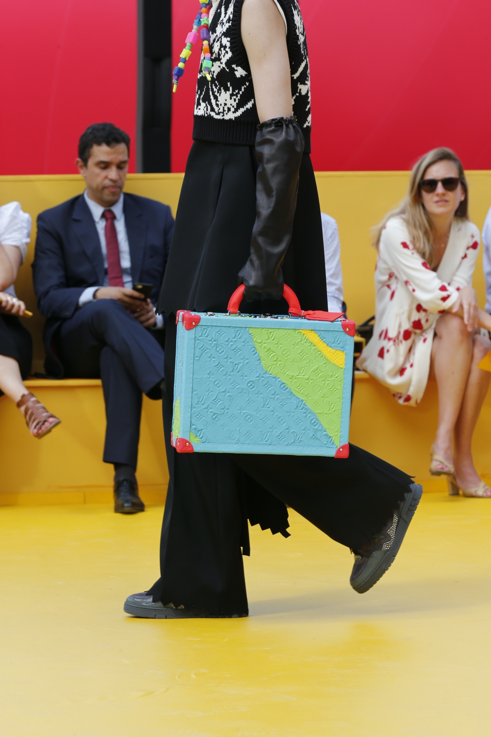 手提行李箱換上彩色。