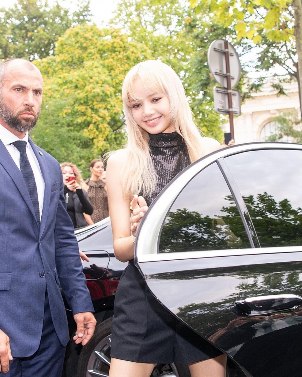 Lisa一登場更是讓現場成為了一片手機海。