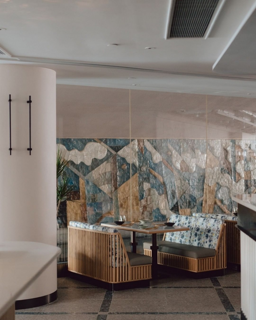 沙發座位注入藝術般的花紋。