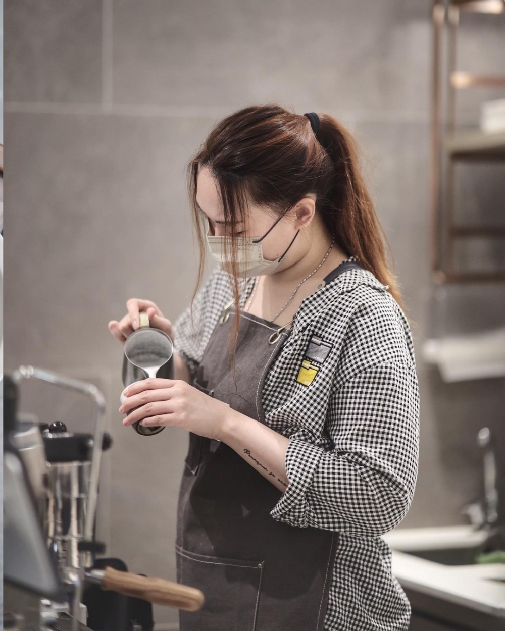 Creo by Brentwood店員製作飲品。