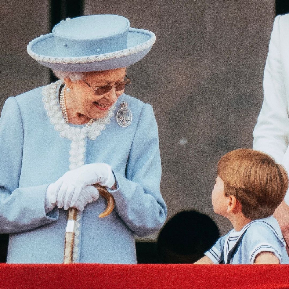 他與奶奶Queen Elizabeth II相視。
