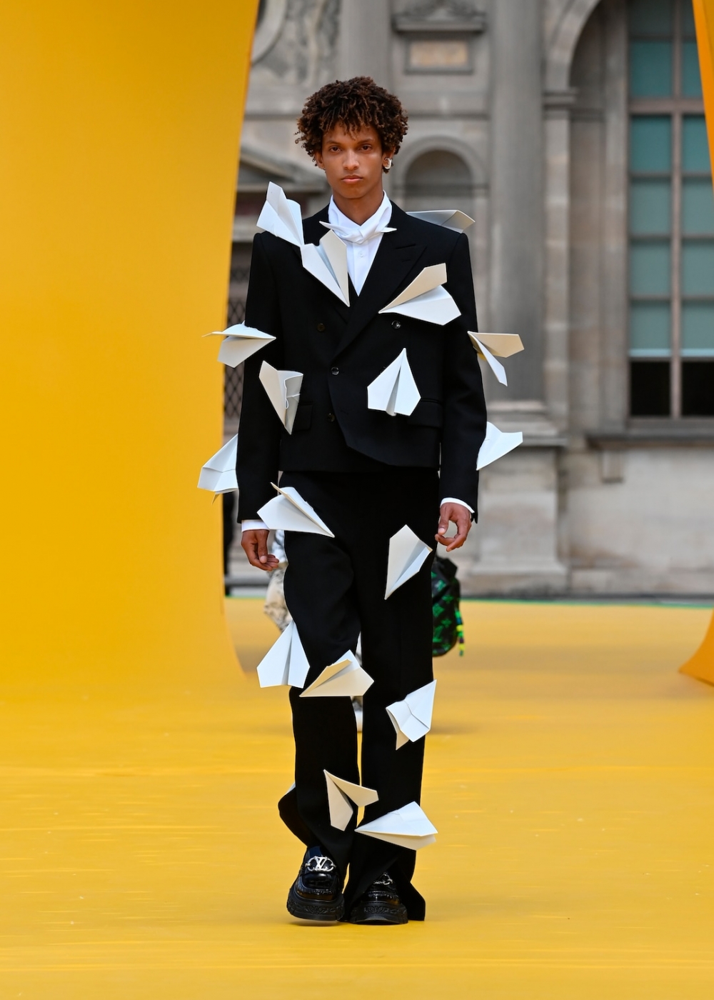 紙飛機遍佈在西裝外套。