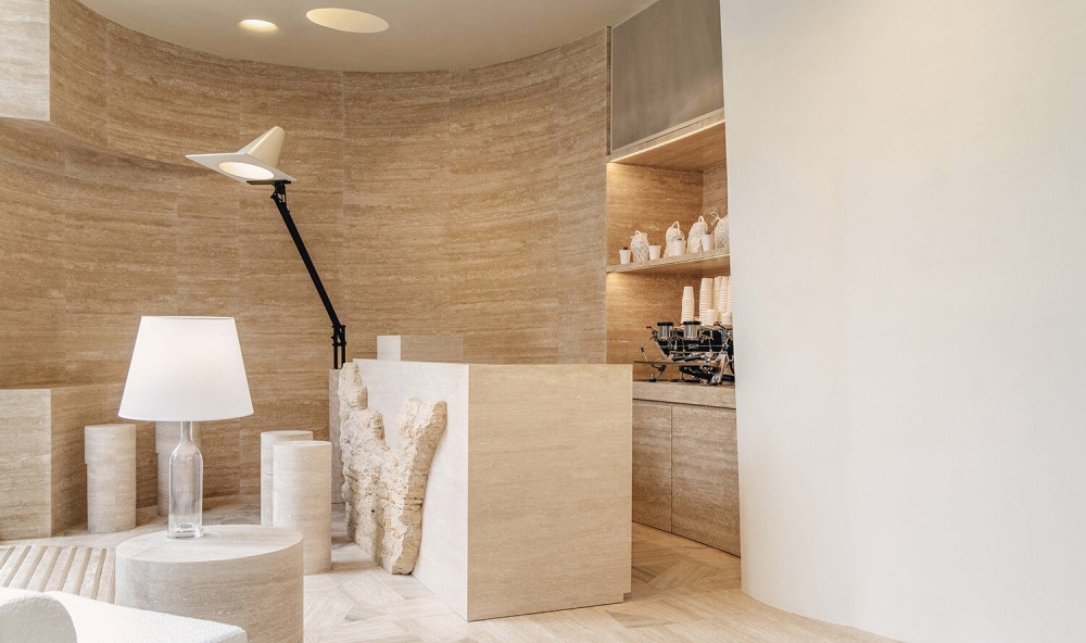 大理石的原始紋路,充斥在周圍。