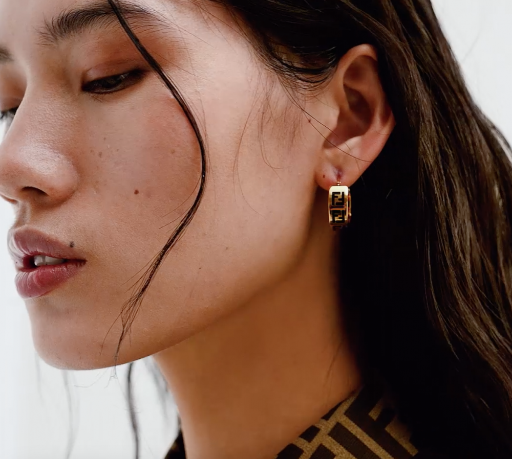 模特兒示範FENDI Forever Earrings。