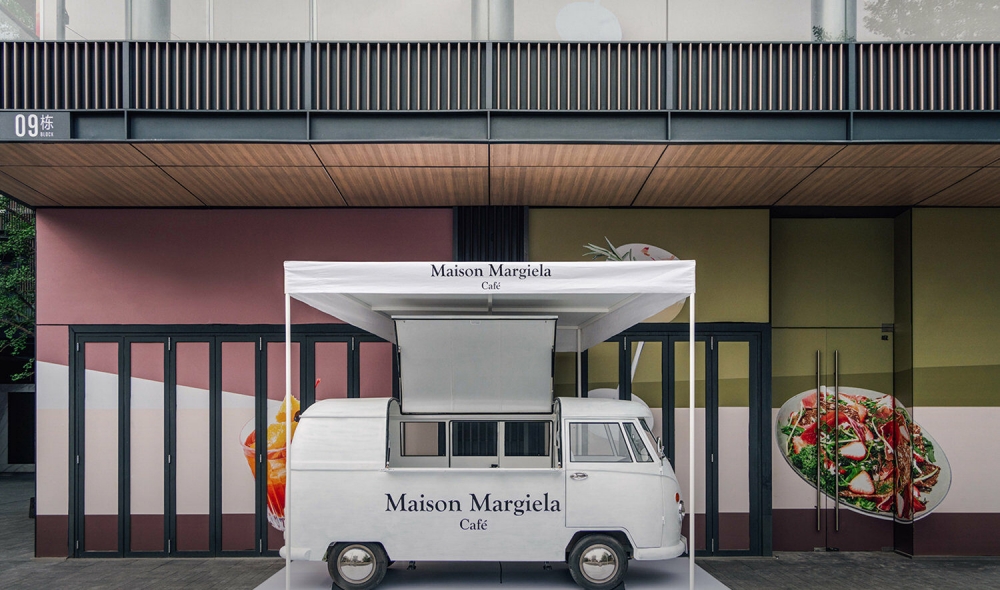 白色的咖啡車上加入Maison Margiela品牌標誌。