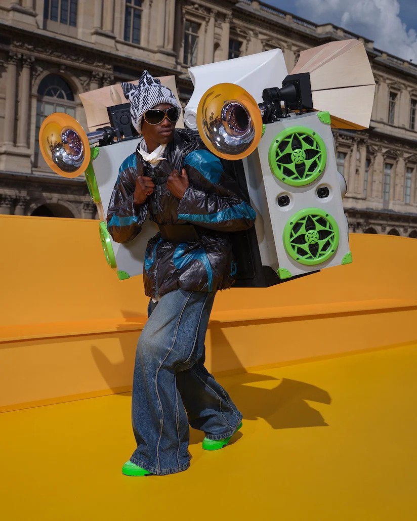 無線揚聲器集結到背包中。