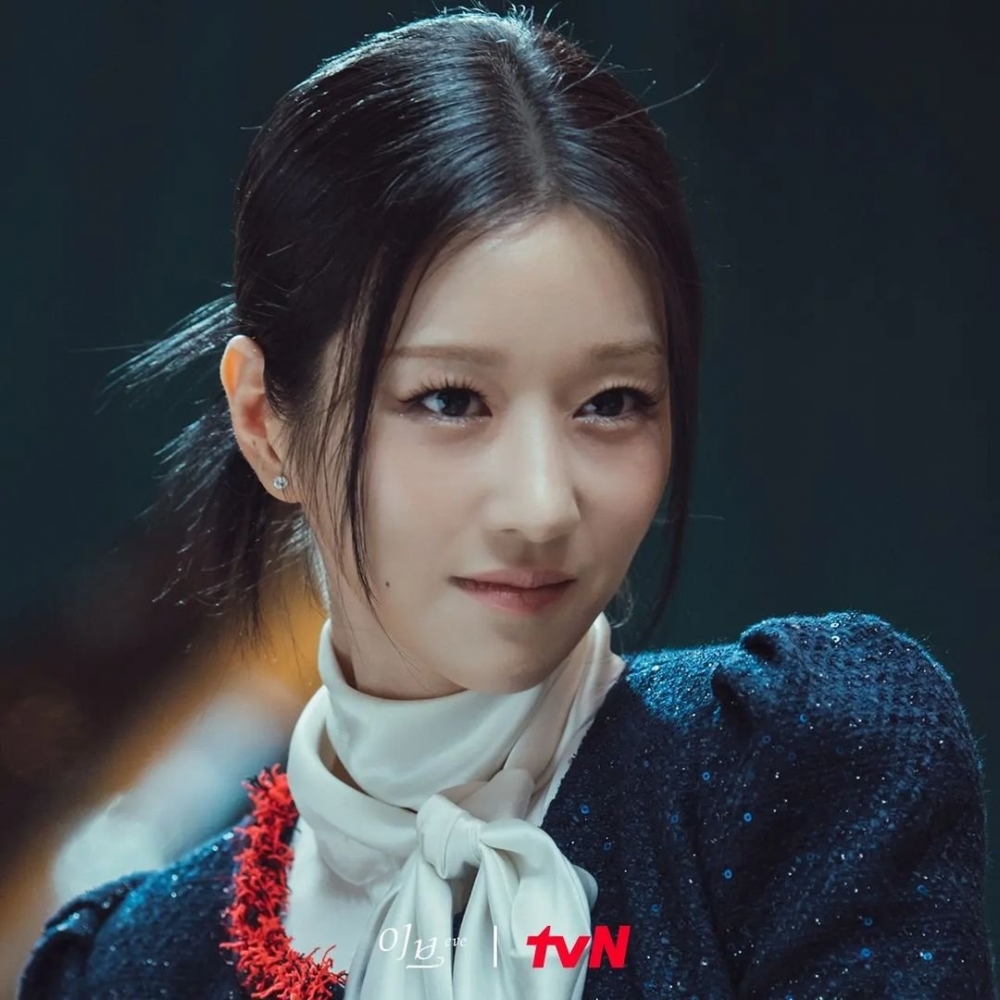 她在劇中多次都以此造型登場。