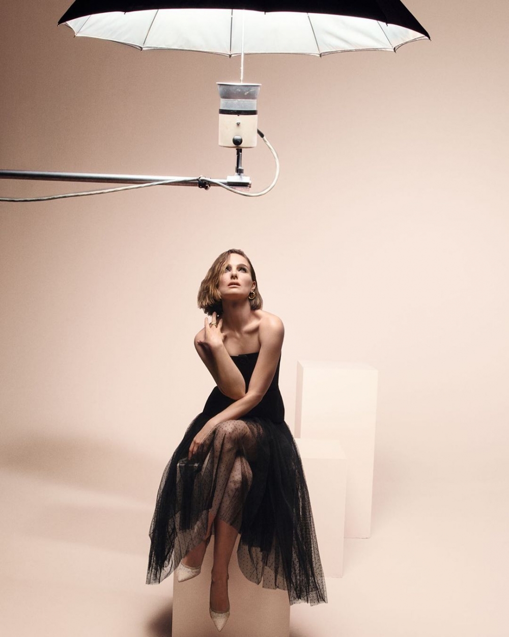 為Dior Beauty拍攝宣傳照的Natalie Portman,又是另一種美。