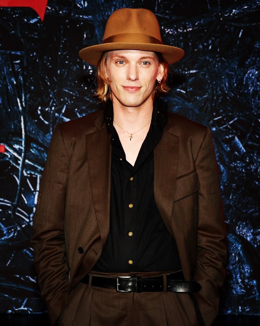 有著迷人魅力的Jamie Campbell Bower。