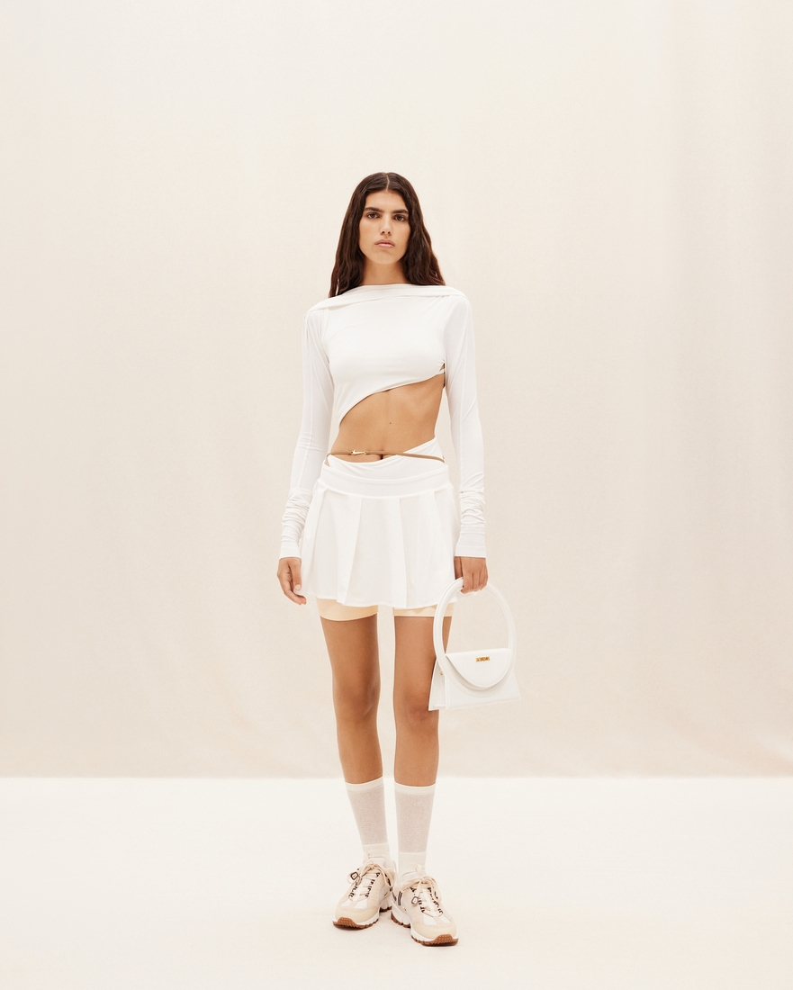 針織迷你裙搭配一體式短褲的迷你褶襉裙褲。