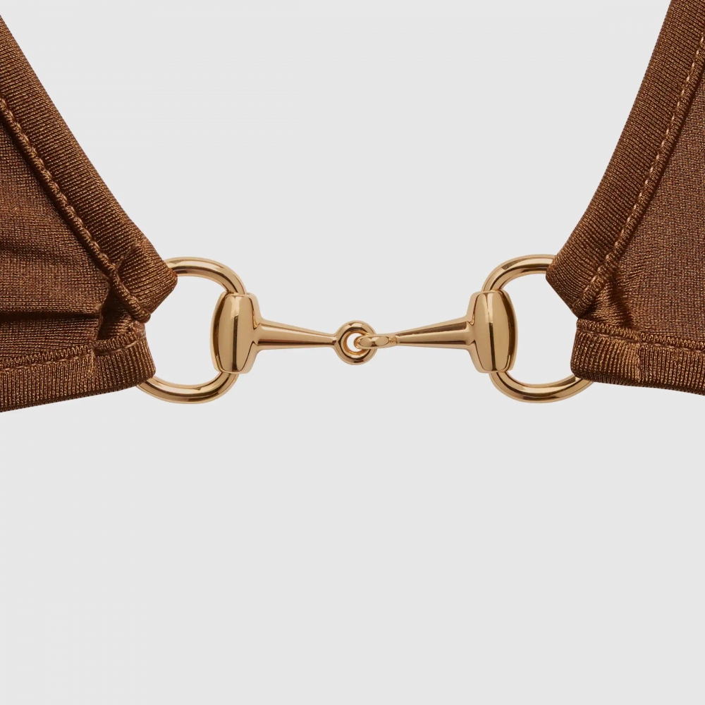 棕色搭配金屬元素。