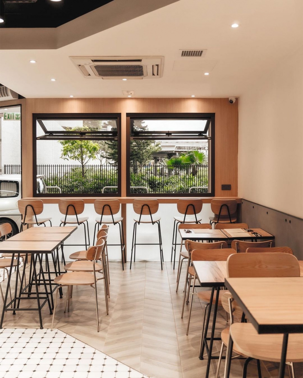 開放式的折疊窗位於門口。