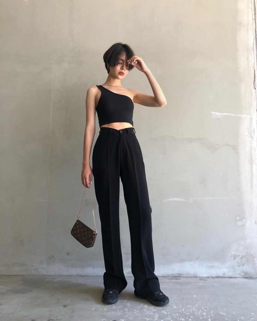 斜肩背心也是夏日裡能嘗試的單品。