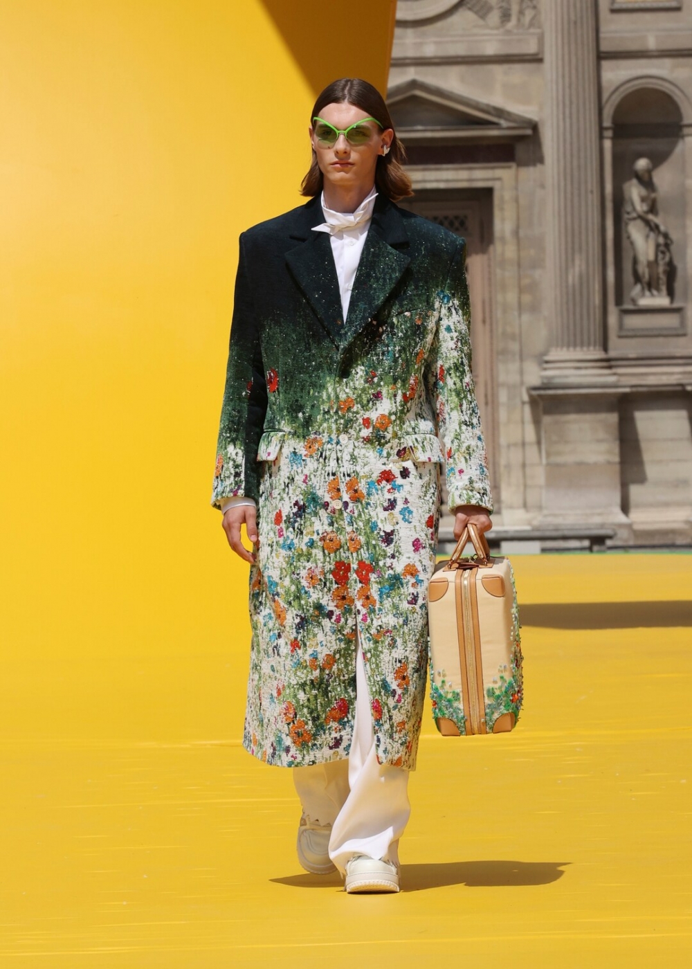 浪漫的花卉元素成爲本季重要元素。