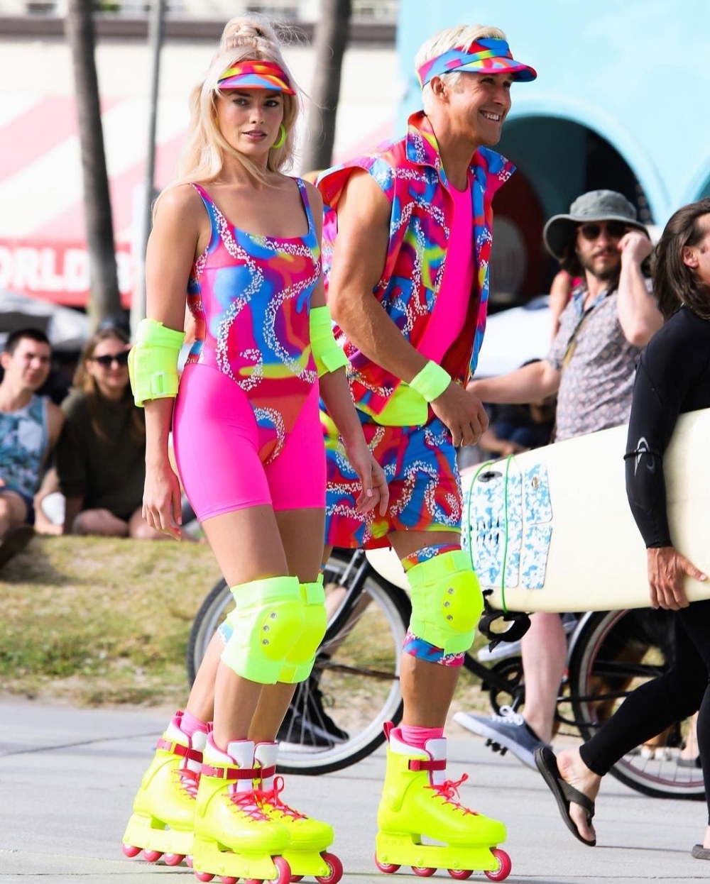 還有兩人換上鮮豔直排輪裝的穿搭。