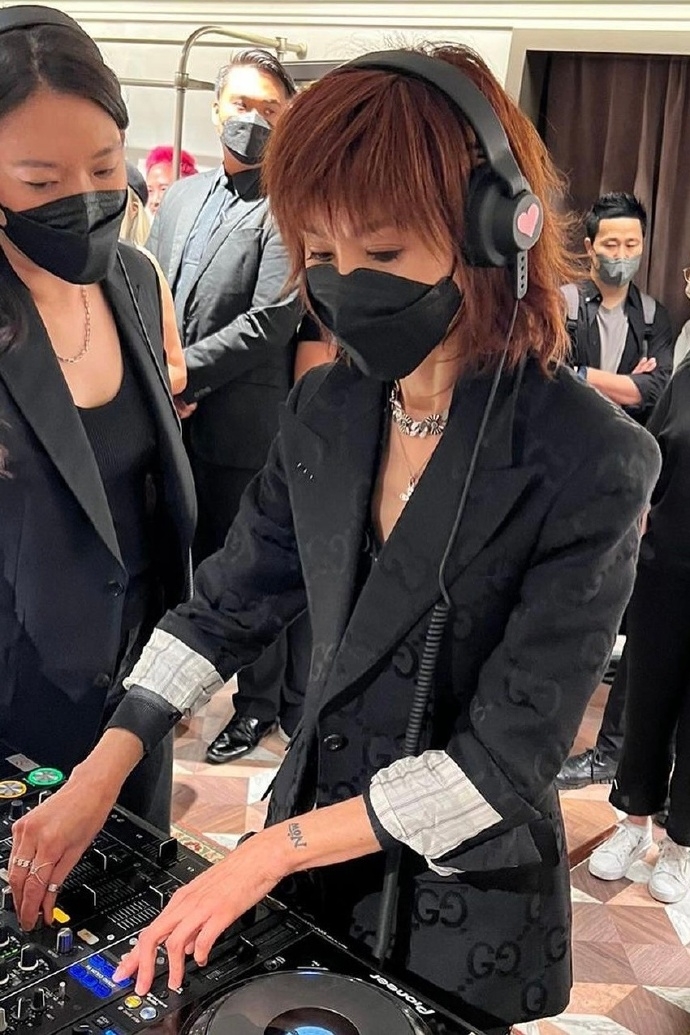 她一身Gucci的服飾，展現她迷人的魅力。