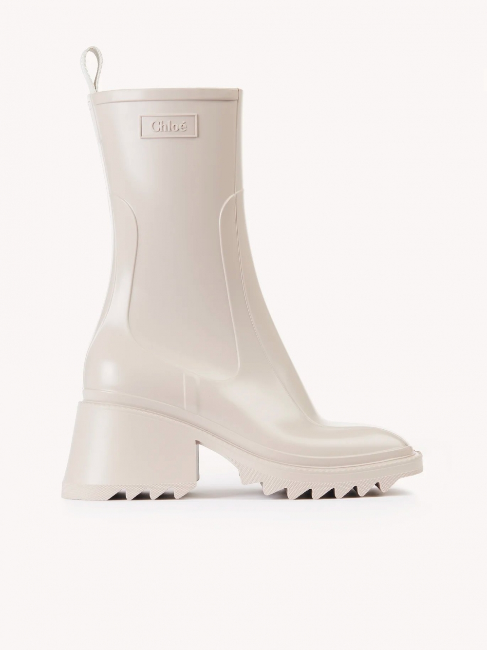 在Chloé之中的這雙Betty Rain Boot俐落又時髦。