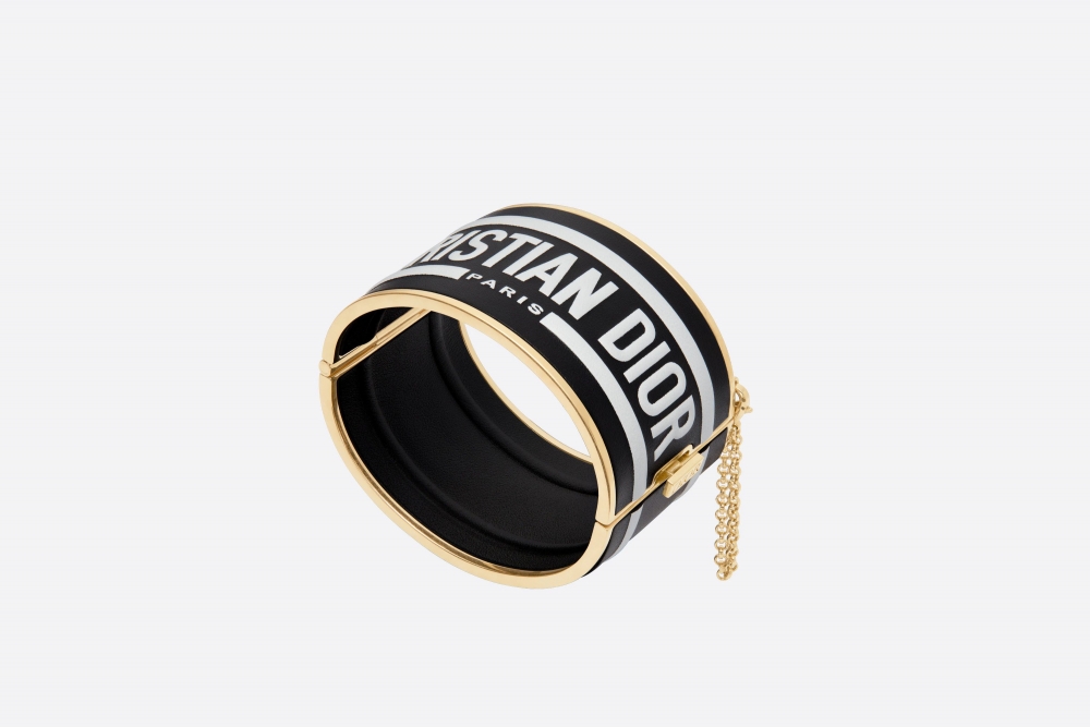 Dior D-Vibe Cuff Bracelet硬朗型格的外觀。