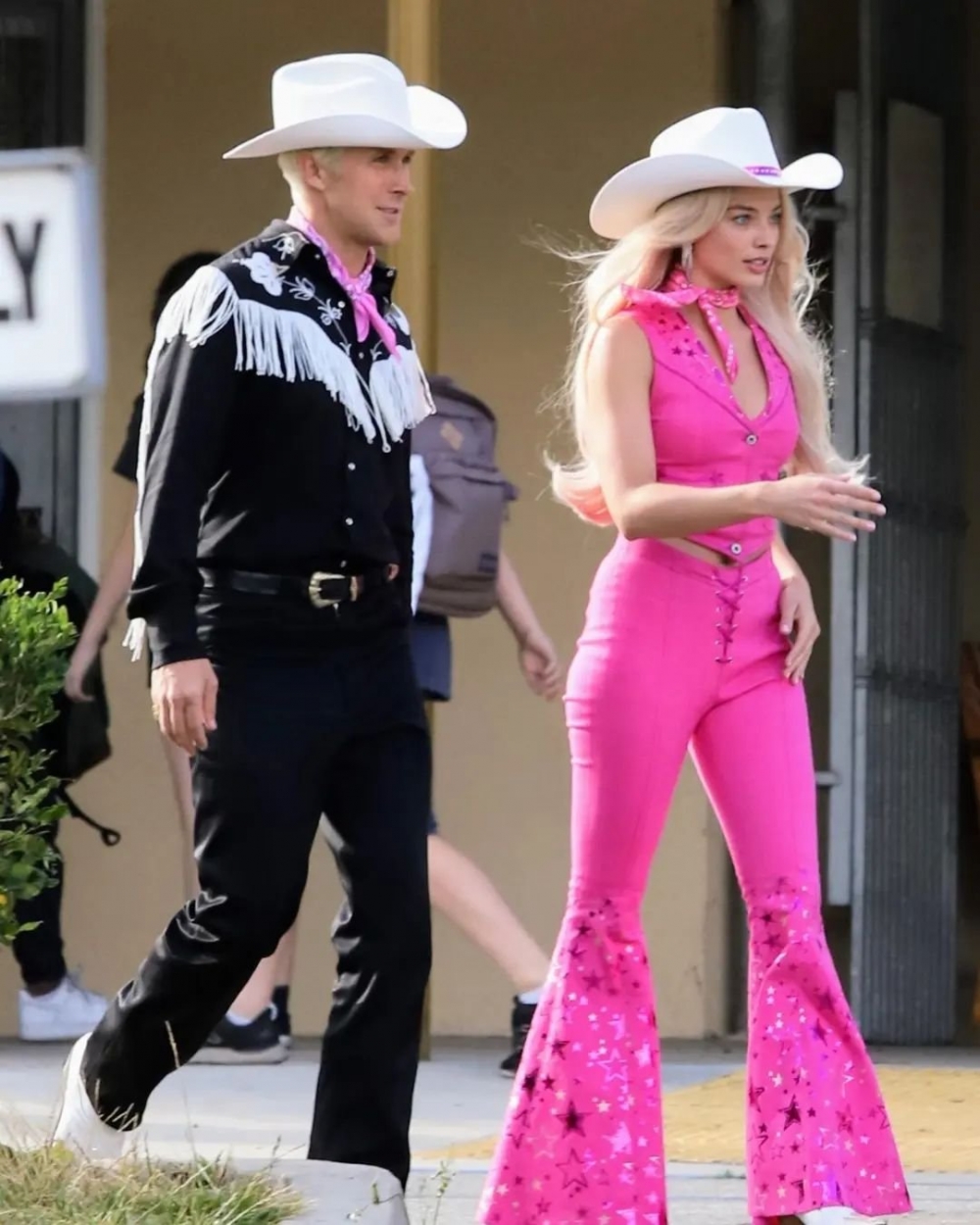 我們看見兩人分別換上了西部牛仔裝。