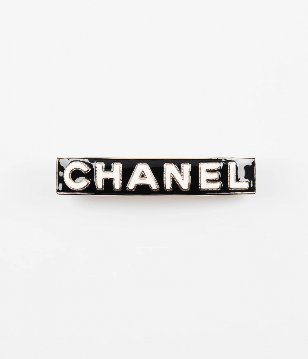 將黑色化成最時尚的顏色,CHANEL的這款髮夾完整的呈現出其韻味。