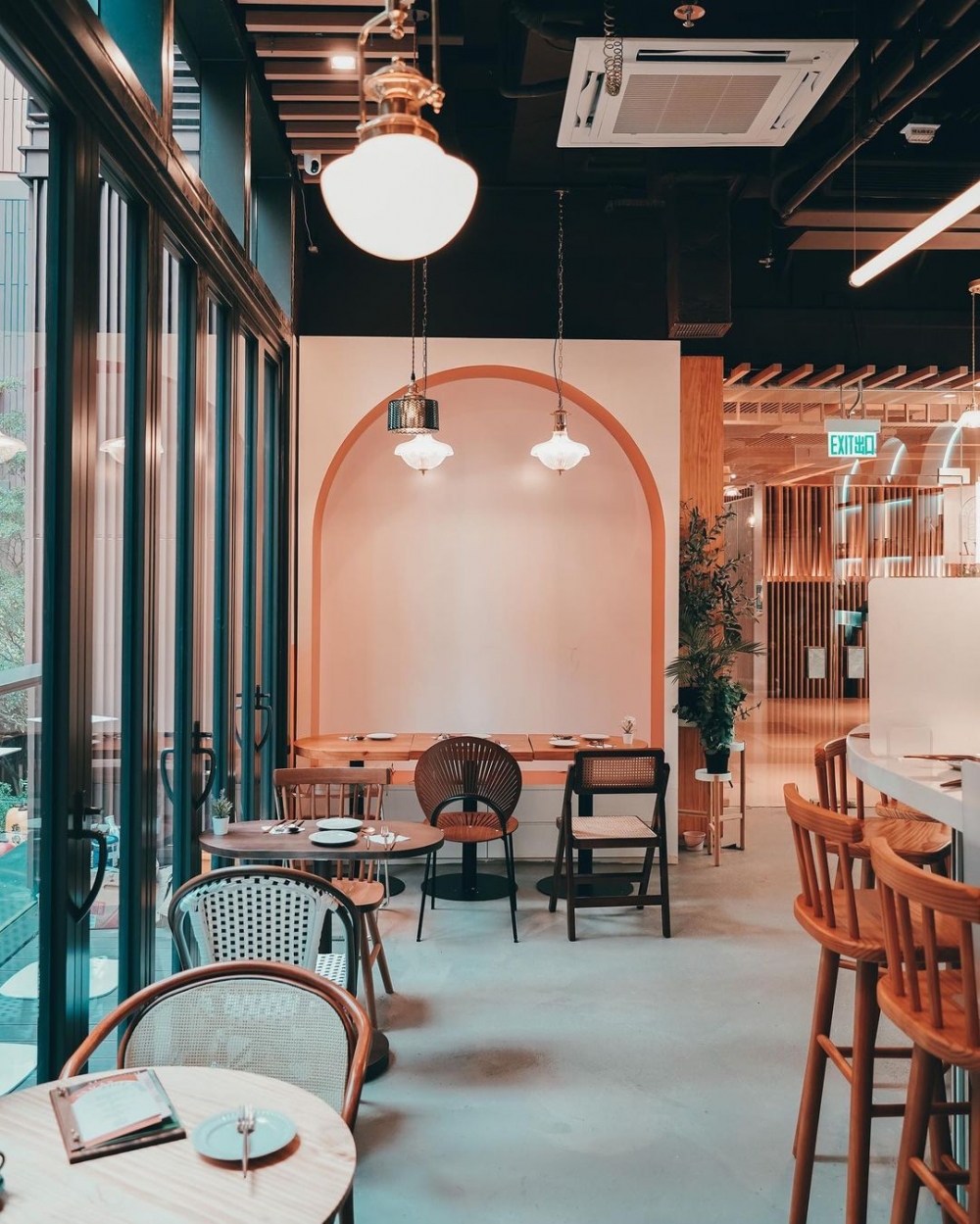 店內以和煦的橘色為主色調,帶有歐洲的氛圍。