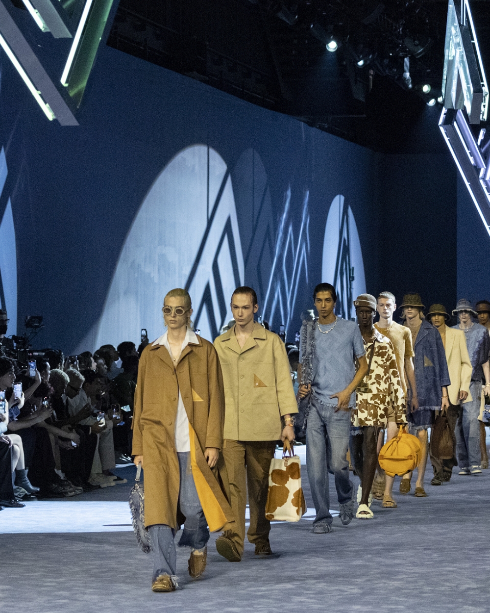 這次的FENDI Man 春夏2023為我們帶來「海陸空」大秀。