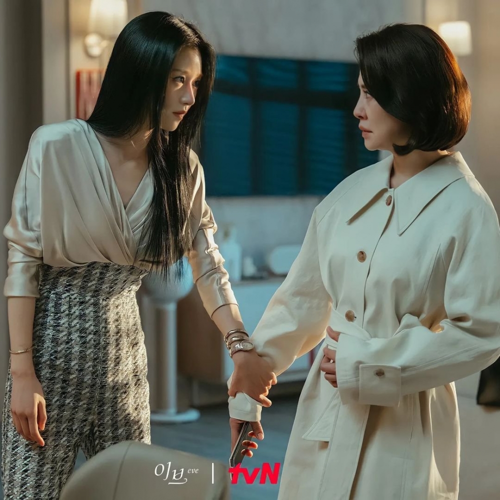 劇中也還有季套俐落的褲裝穿搭。