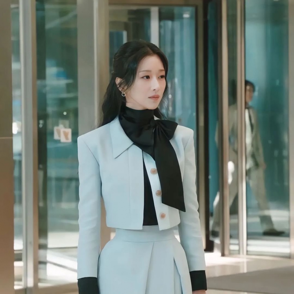 讓原本相當正式的服裝注入了一點優雅。